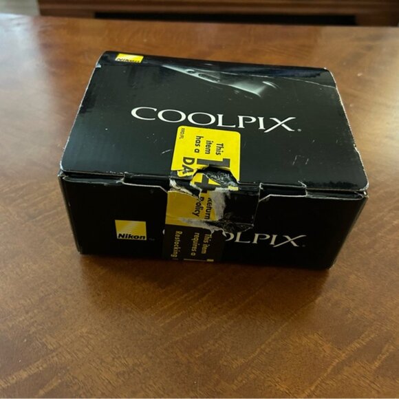 Nikon Coolpix L11 Digital Camera 3X Optical Zoom - Picture 1 of 9